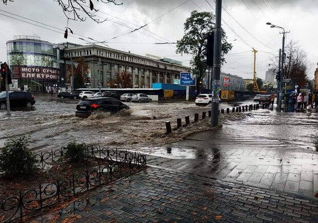 Что творится на дорогах после вчерашнего потопа - фото: fb Денис Баранец