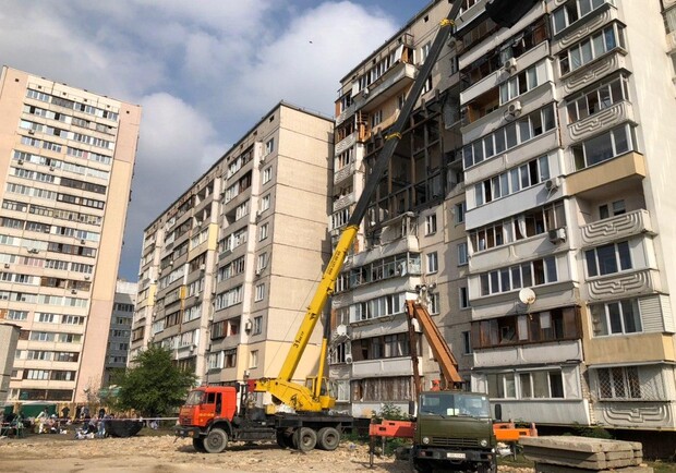 Получите, распишитесь: как жильцам разрушенного дома на Позняках возвращают личные вещи. Фото: Иван Чернов, Vgorode