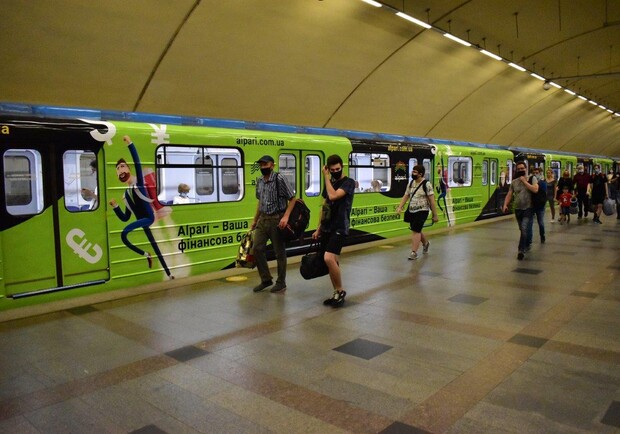 В киевском метро можно увидеть поезда Alpari - фото