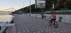 Теперь безопасно: на Набережном шоссе пешеходную зону оградили бетонными блоками