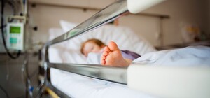 На Полтавщине 2-летняя девочка напилась белизны: ребенок в реанимации