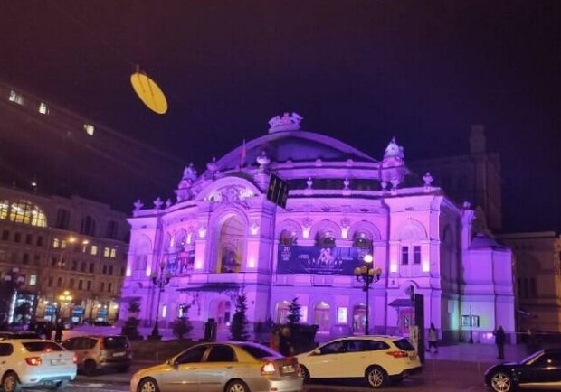 Киевску оперу подсветили розовым. Фото: Вечірній Київ.