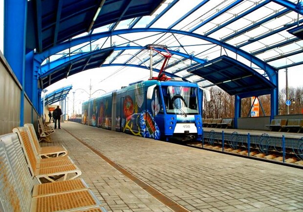 Станции скоростного трамвая плитку прикрепили на саморезы . Фото: Wikimapia.