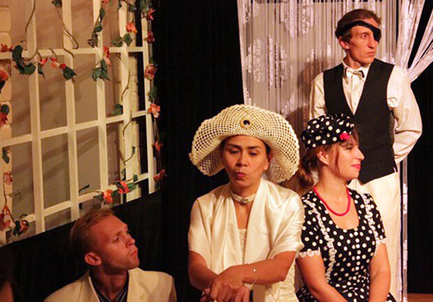 Корабль столкнулся с айсбергом - фото