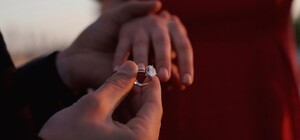 В Одессе парень оригинально позвал любимую замуж: смотри видео