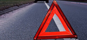 Нарушил ПДД: на Дарницкой площади автомобиль сбил курьера на мопеде