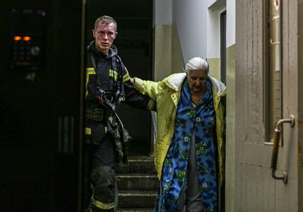В киевской многоэтажке загорелась квартира, погиб мужчина. Фото: ГСЧС