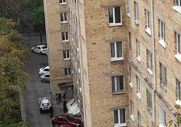 С предсмертной запиской: из окна выпрыгнул преподаватель киевского ВУЗа. Фото: "Киев Оперативный"