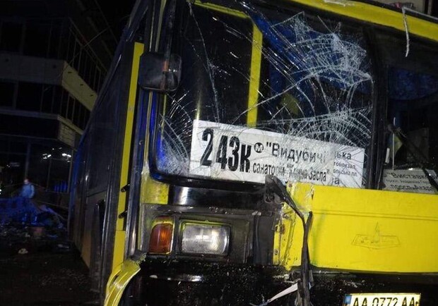 Раскрываем подробности: в Киеве на Выдубичах автобус врезался в остановку с людьми - фото