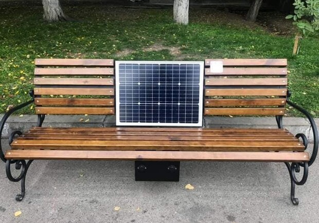 На улице Политехнической появились скамейки с солнечными батареями. Фото: Алексей Король.