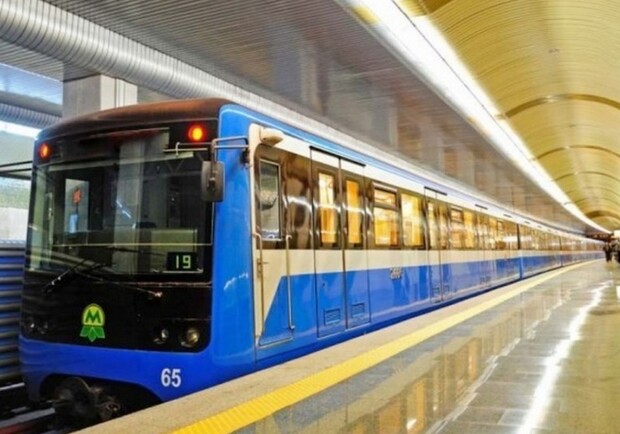 Как будет работать транспорт и закроют ли метро, если Киев окажется в "красной зоне". Фото: Delo.ua.