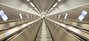 Чуть не осталась без волос: в ЦУМе женщина упала лицом на эскалатор (видео)