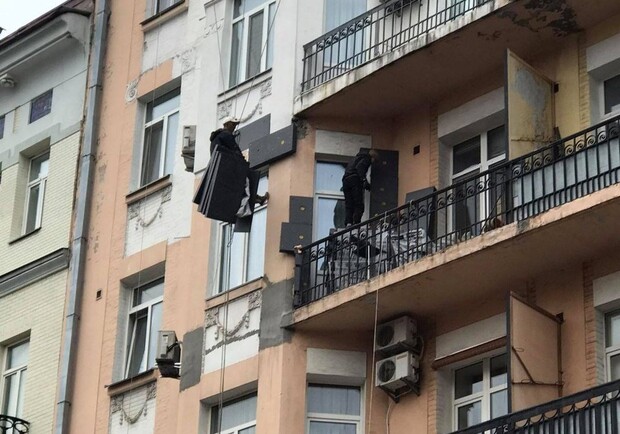 На исторический дом в центре Киева пытались нанести "утепление". Фото: Семен Широчин.