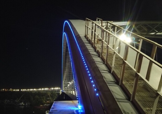 Киевские мосты подсветят голубым цветом. Фото: Facebook Павла Авдокушина