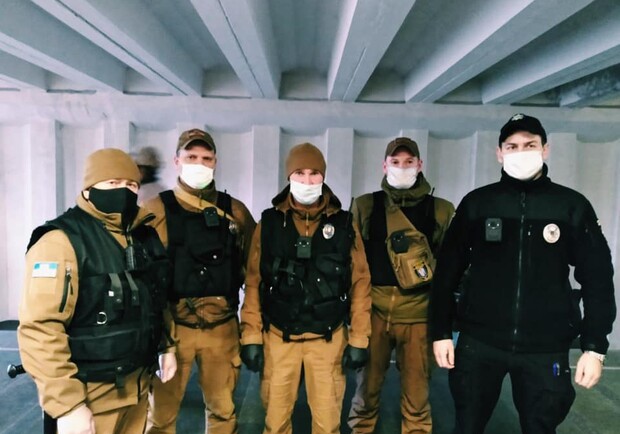 Без маски не поездишь: полиция и муниципальная охрана будут проверять людей на наличие маски в поездах метро. Фото: Муниципальная охрана