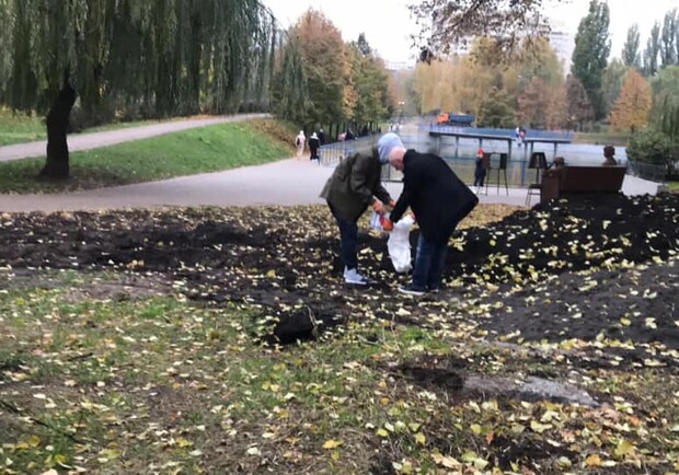 Мужчина украл у парка "Орлятко" несколько мешков растительного грунта. Фото: КП УЗН Соломенского района