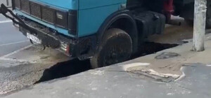 Объезжай: в центре под автокраном провалился асфальт (видео)