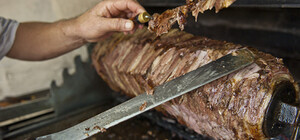 Сервис по-троещински: продавец шаурмы угрожал зарезать назойливого клиента 