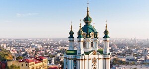 И смех и грех: возле Андреевской церкви прогулялись голые блондинки