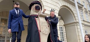 Фото дня: львівських левів одягнули у мантії й маски