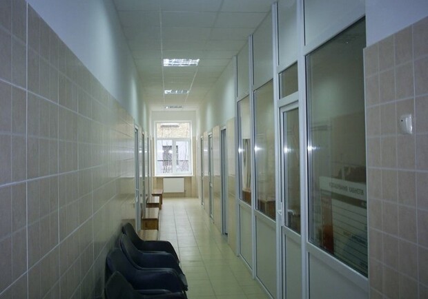 У дверей больницы под Киевом от инсульта умерла женщина. - фото: mistoinform