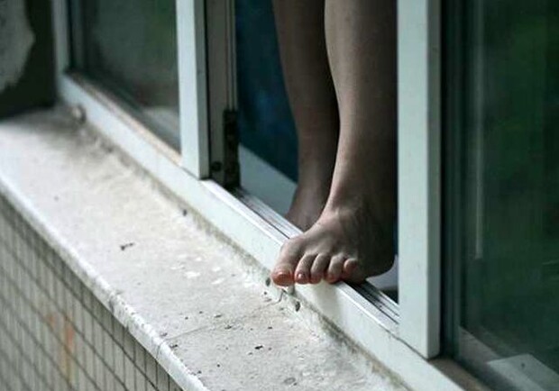 В Хортицком районе женщина выпрыгнула из окна своей квартиры. Фото: Getty Images