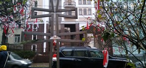 Несмотря на преграды: под посольством Беларуси в Киеве установили мемориал жертвам протестов