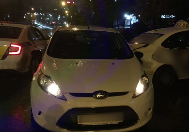 В Киеве автомобиль самостоятельно спровоцировал ДТП. Фото: Патрульная полиция Киева.