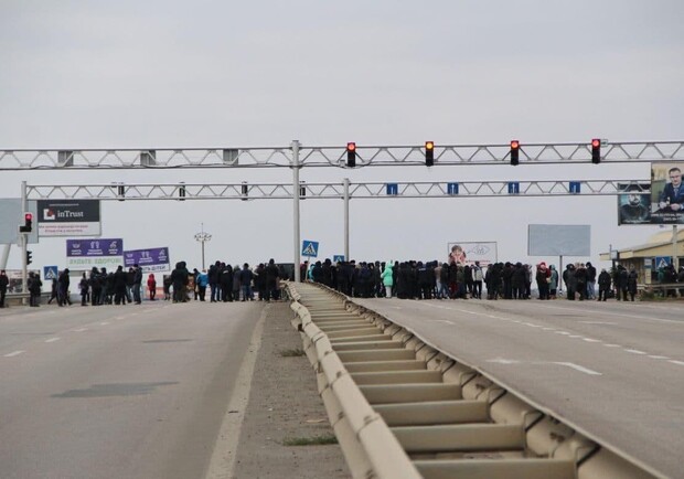 Водители начали объезжать митинг на "7 километре", а Привоз работает в обычном режиме. Фото: Одесса Online