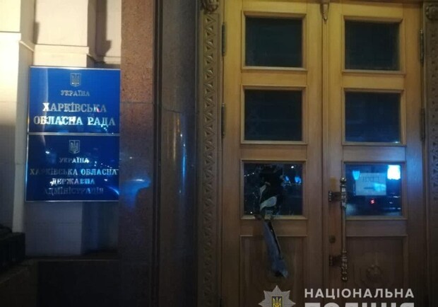 В центре Харькова мужчина разбил стекла на входе в ХОГА. Фото: hk.npu.gov.ua