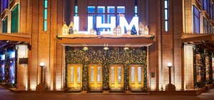 Праздник приближается: ЦУМ оформил витрины в концепции 