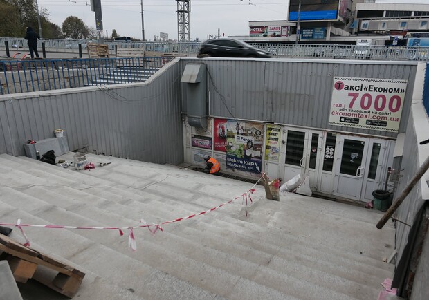 Как возле автовокзала отремонтировали лестницу в "подземку" - фото: fb Александр Шишатский