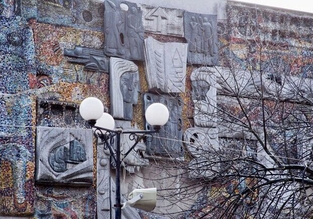 Руководство КПИ заявило, что мозаичное панно уничтожать не будут. Фото: sovietmosaicsinukraine.org.