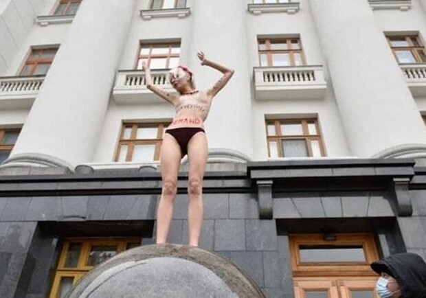 Активистка движения Femen оголилась у здания Офиса президента. - фото: strana.ua