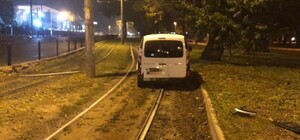 В Одессе машина снесла дорожный знак, а в области произошло ДТП с мопедом: есть пострадавшие (обновлено)