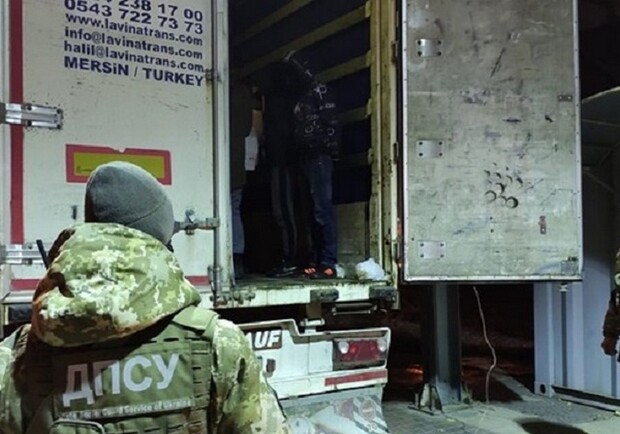 Под Одессой пограничники задержали 13 мигрантов. Фото пограничников 