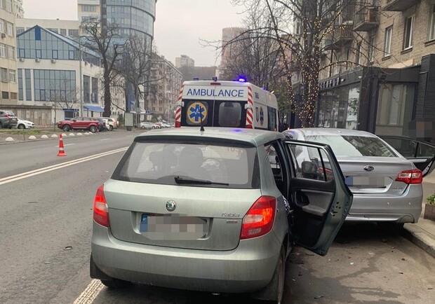Таксист заснул и врезался в припаркованную машину, его пассажирка погибла. Фото: пресс-служба полиции Киева