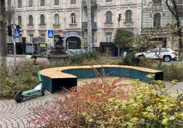 В центре Киева появились скамейки из переработанного пластика. Фото: Facebook "Агенти змін"