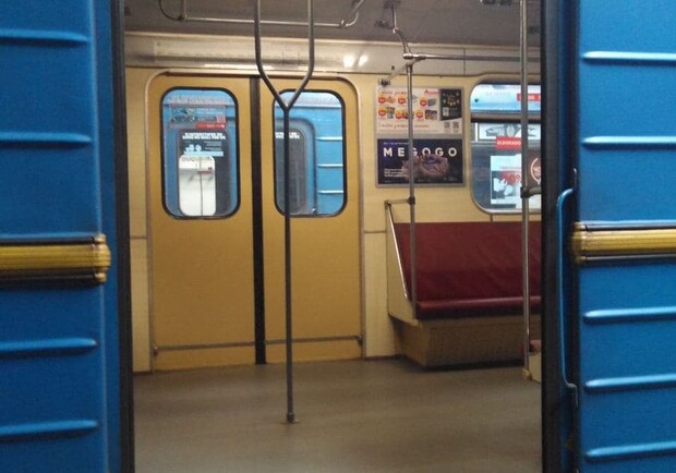 В киевском метро запустили экспериментальный вагон с вертикальными поручнями. Фото: Киевский метрополитен.