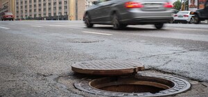 Прикрыли фанерой: 5-летний ребенок провалился в люк с водой