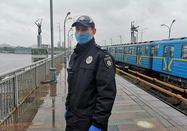 Вполиции Киева рассказали, сколько оштрафовали людей в метро за отсутствие маски. Фото: Нацполиция.