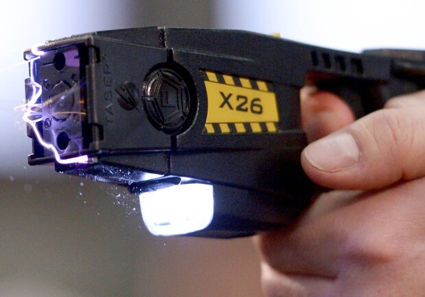 Как и когда полицейские смогут применять электрошокеры. Фото: ua.news
