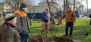 Историческое событие: возле музея Яворницкого установили новый экспонат (фото)