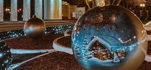 С новогодними сюжетами: в Харькове появились огромные елочные шары