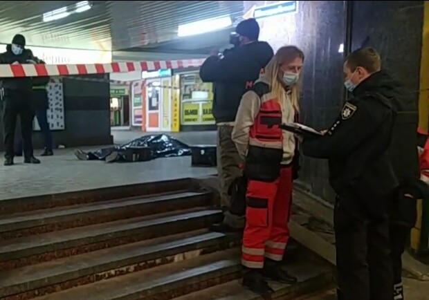 На Майдане от ножевого ранения умер человек. Фото: Магнолія ТВ.