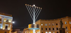 В преддверии Хануки: на Приморском бульваре установили ритуальный девятисвечник