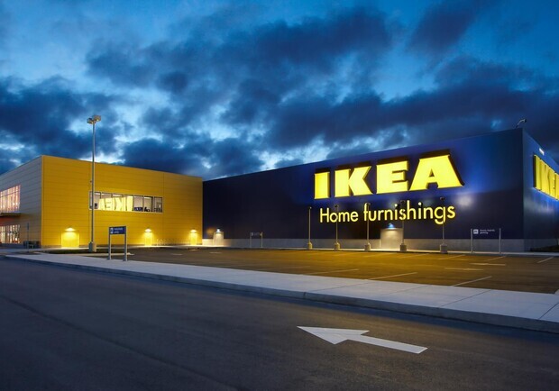 Blockbuster Mall монтирует вывеску IKEA. Фото: ITC.ua