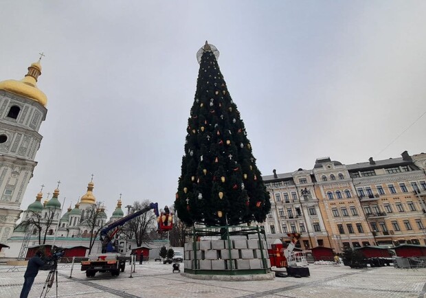 На Софийской площади внепланово зажгли огни на главной елке - фото: vesti.ua