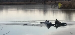 Видеофакт: в Немышлянском карьере из воды вытащили тонущего рыбака