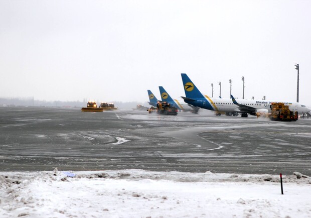 В аэропортах Киева самолеты не смогли приземлиться из-за корки льда - фото: Facebook